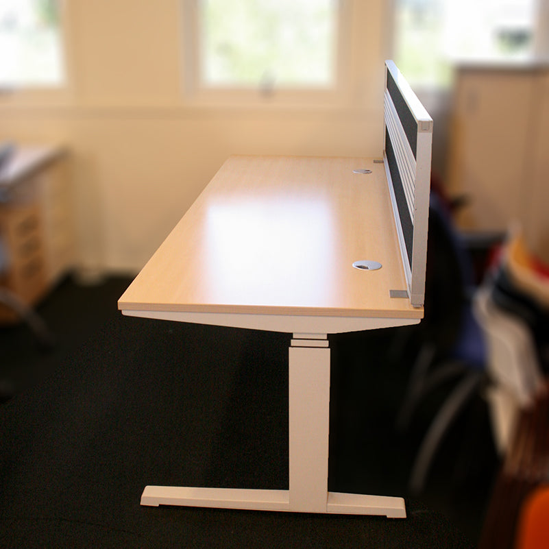 Skrivebord komplett bjerk 200 x 80 Steelcas hvit hev/senk  m/skjermvegg