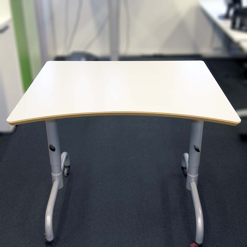 Skrivebord komplett Edsbyn hvit 90 x 75/65 magebue  grått T-ben understell på hjul