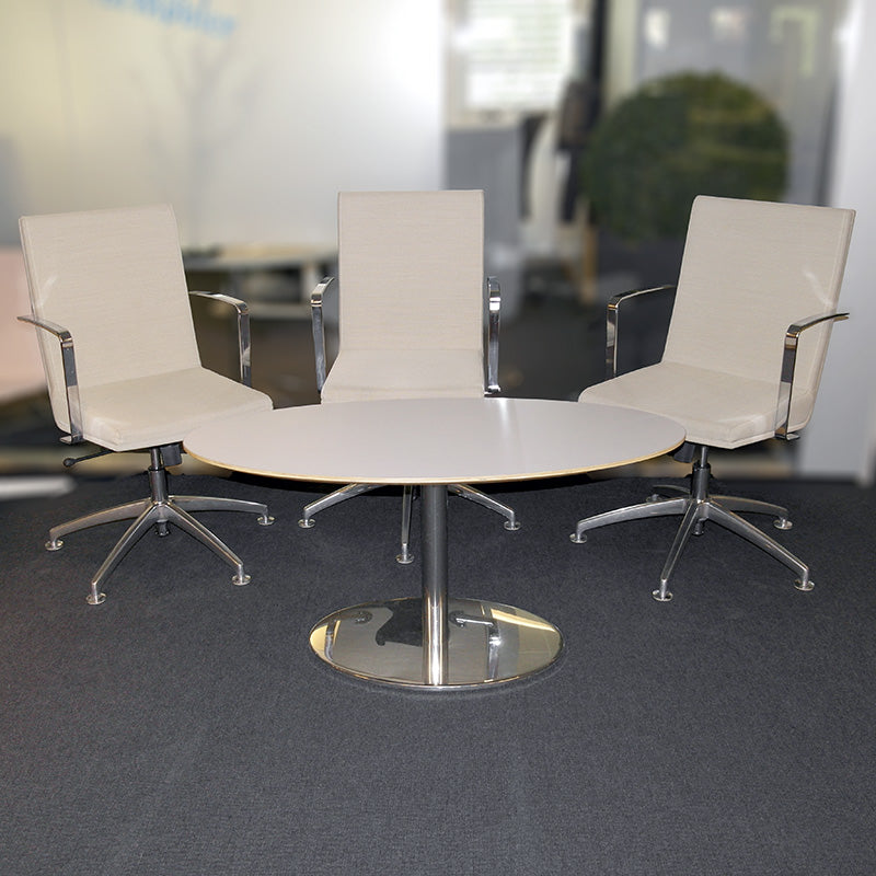 Konferansestol beige EFG Woods krom armlen hjulkryss