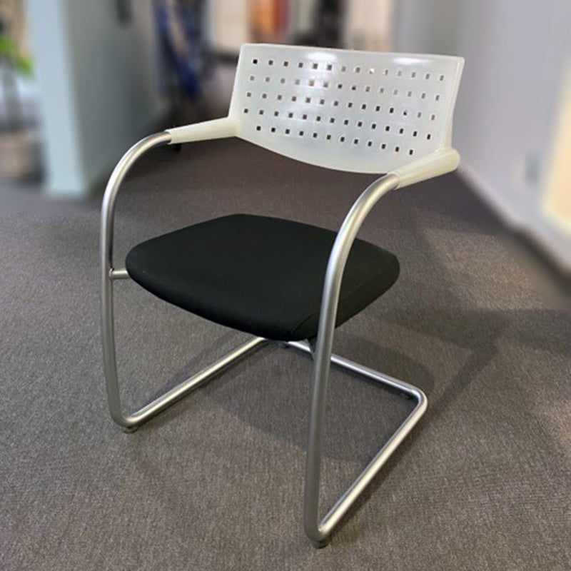 Konferansestol hvit/sort Vitra Visavis alu ramme meie understell