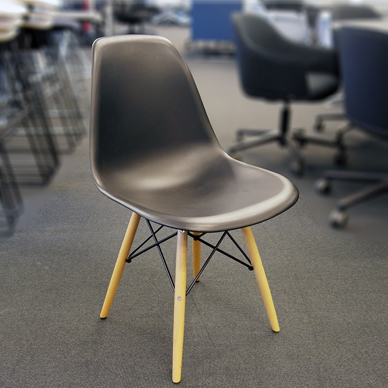 Konferansestol sort Vitra Chair Eames Plastic Side DSW eik ben
