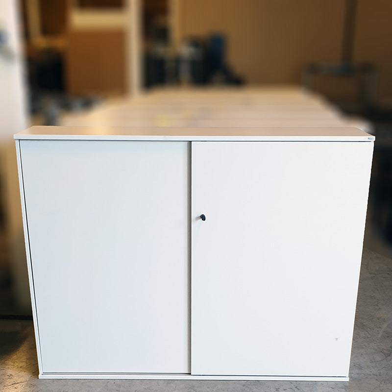 Skap 3P hvit skyvedører Kinnarps 160 x 40 x 120