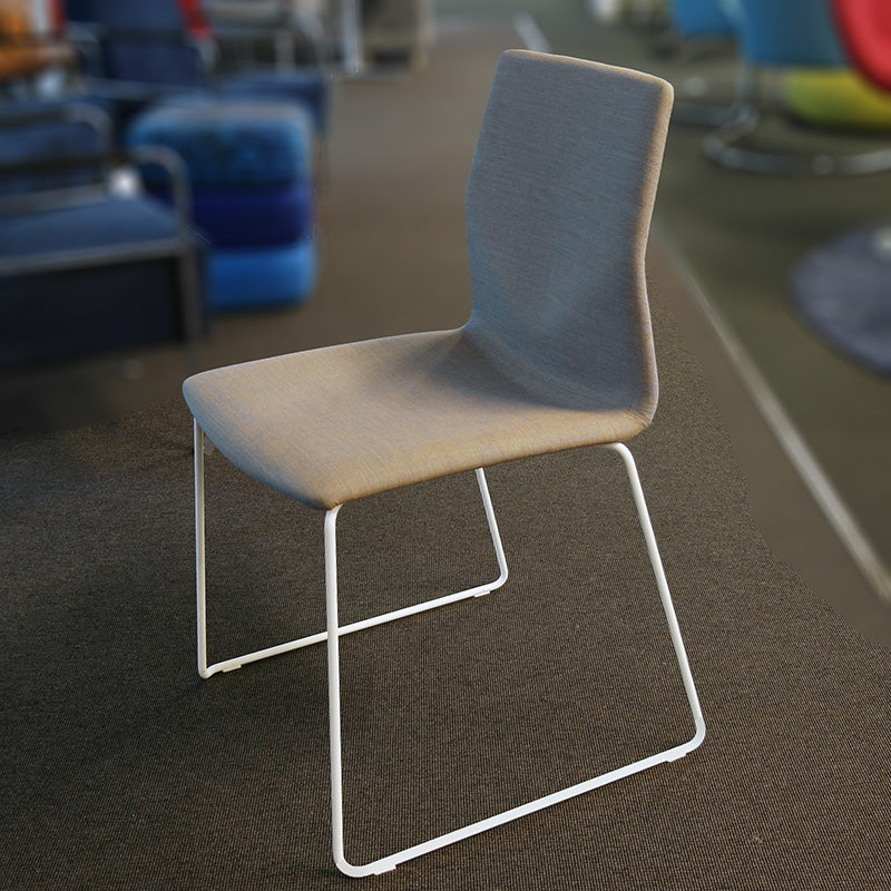 Konferansestol mørk grå Four Design Four Cast 2 Line hvitt meie understell