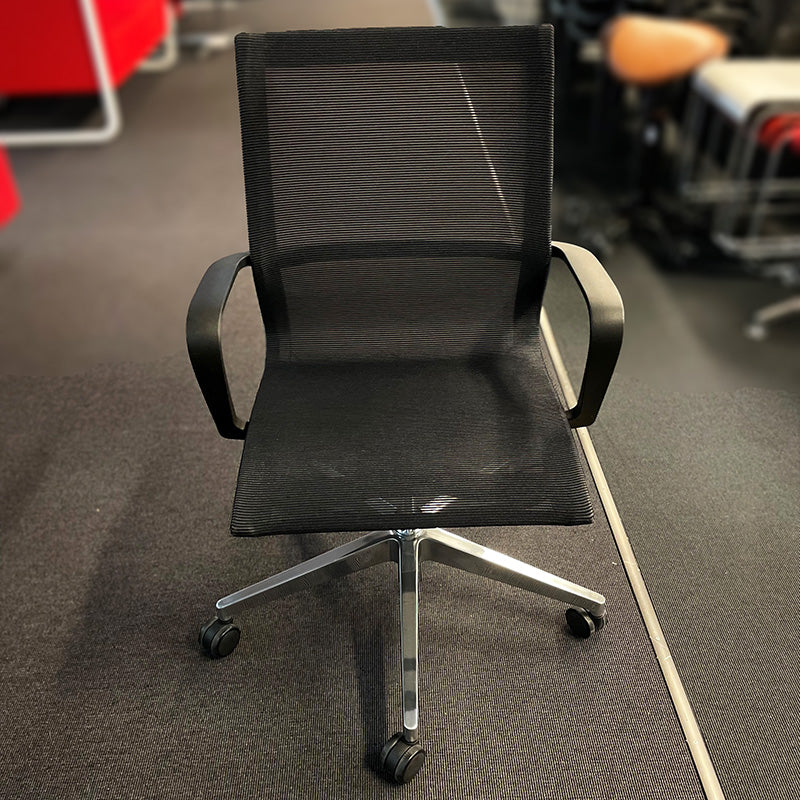Konferansestoler sort mesh Lumi Z armlener krom hjulkryss