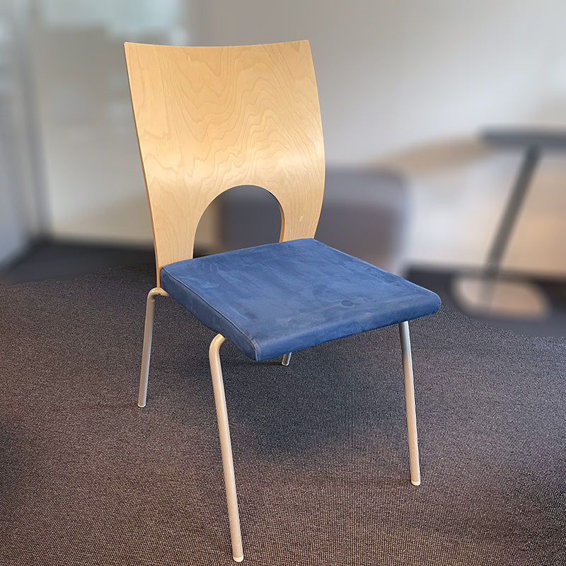 Konferansestol blå Kinnarps Yin bjerk rygg grå ben