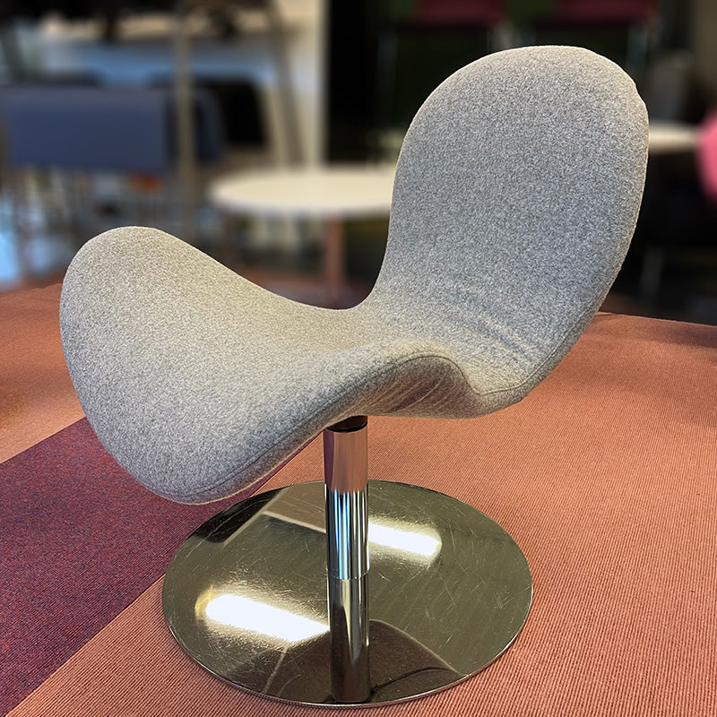 Loungestol lys grå Martela Fly Me krom tallerkenfot