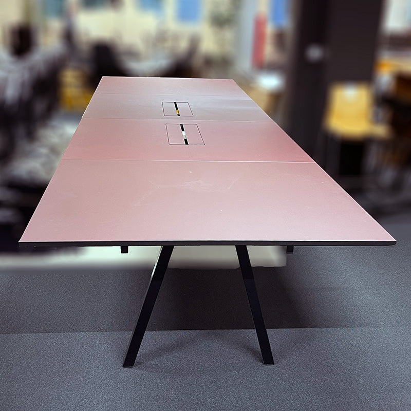 Møtebord burgunder Aarsland Lux  500 x 160 cm linoleum luker sort understell og kabelrenne