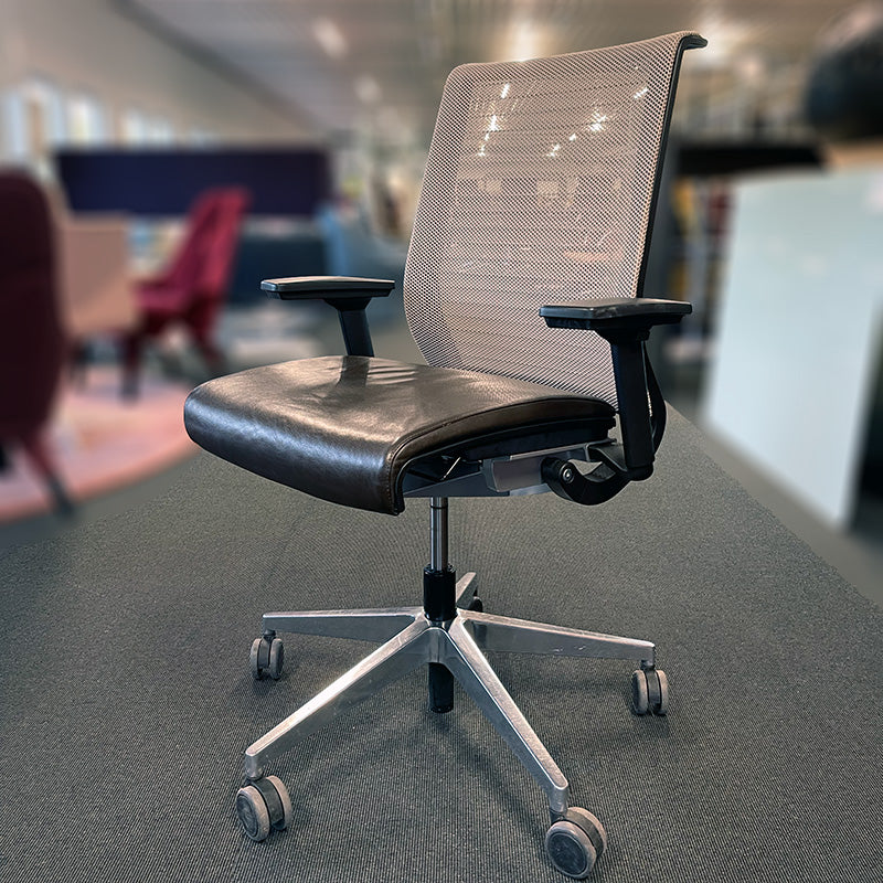 Kontorstol brun/beige Steelcase Think V1 armlen sete i skinn armlen