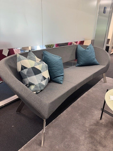 Sofa 3 seter grå 200 x 70 sittehøyde 36 KK