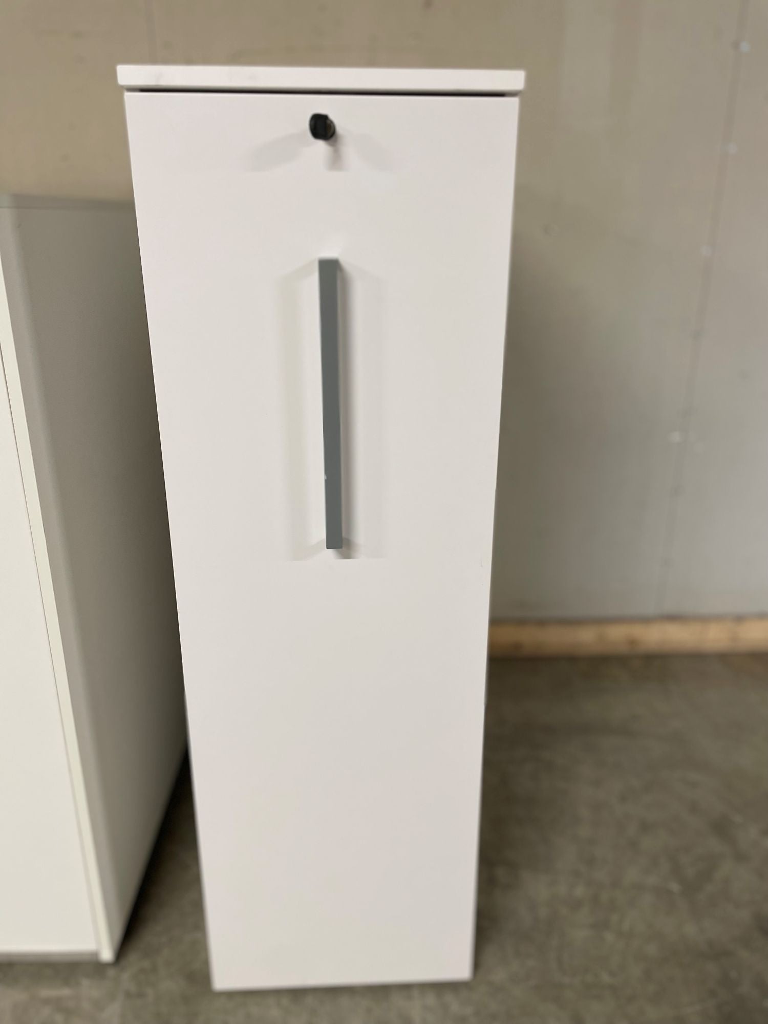 Tårnskap hvitt 3P høyre Kinnarps 40 x 80 x 125 låsbart