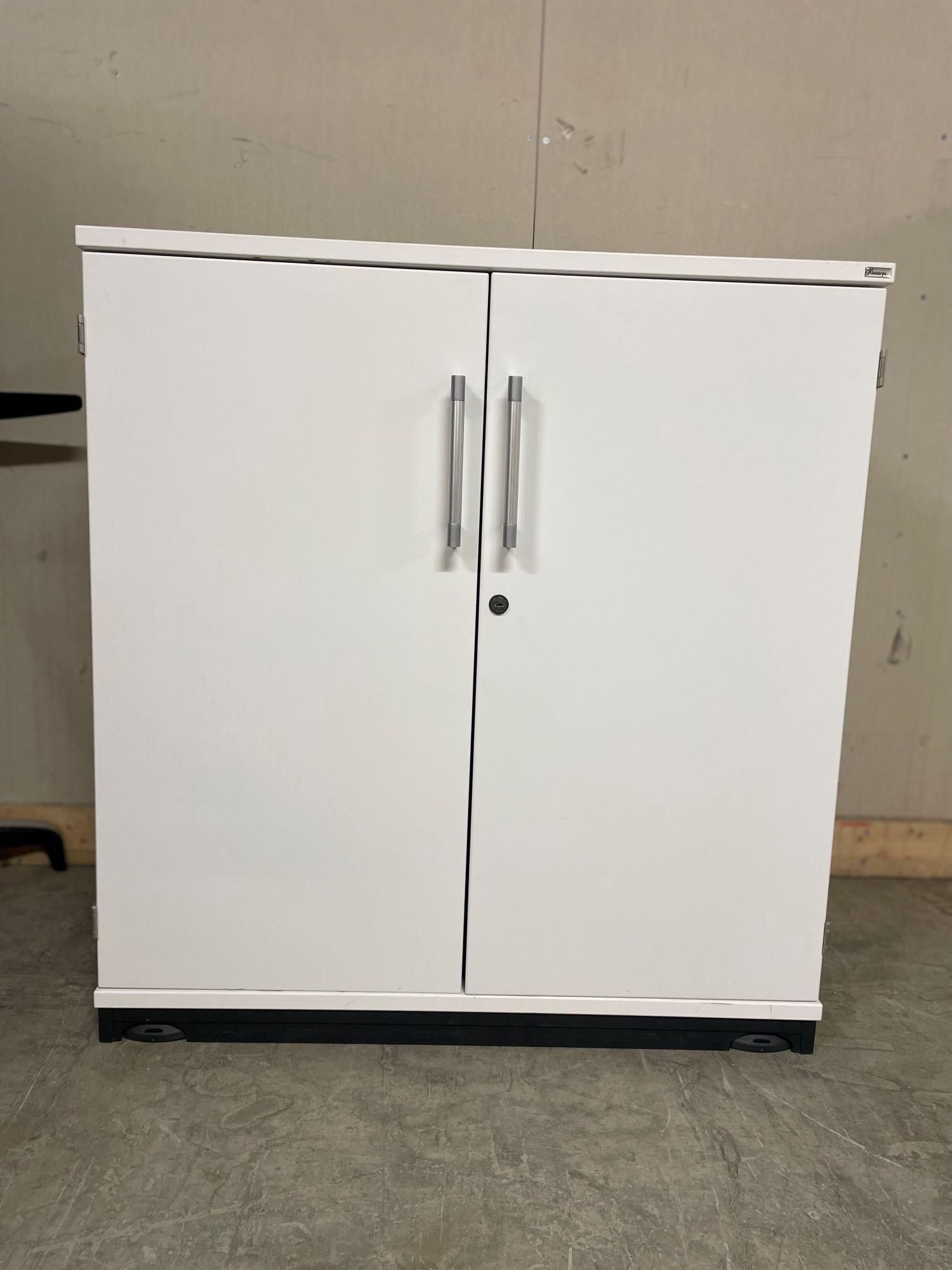 Skap hvitt 2P slagdører Kinnarps 80 x 40 x 85 låsbart