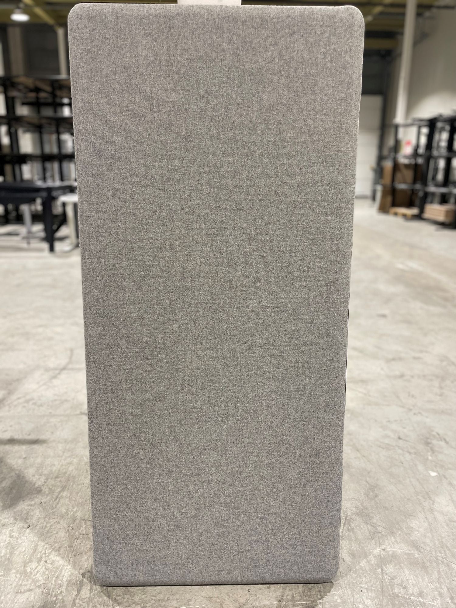 Skillevegg bord grå Kinnarps 140 x 65 ullstoff