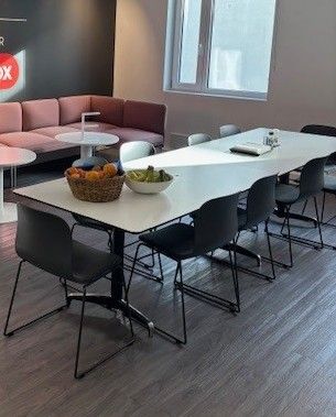 Møtebord hvitt 320 x 90 sort kant sort understell kabelbrønn