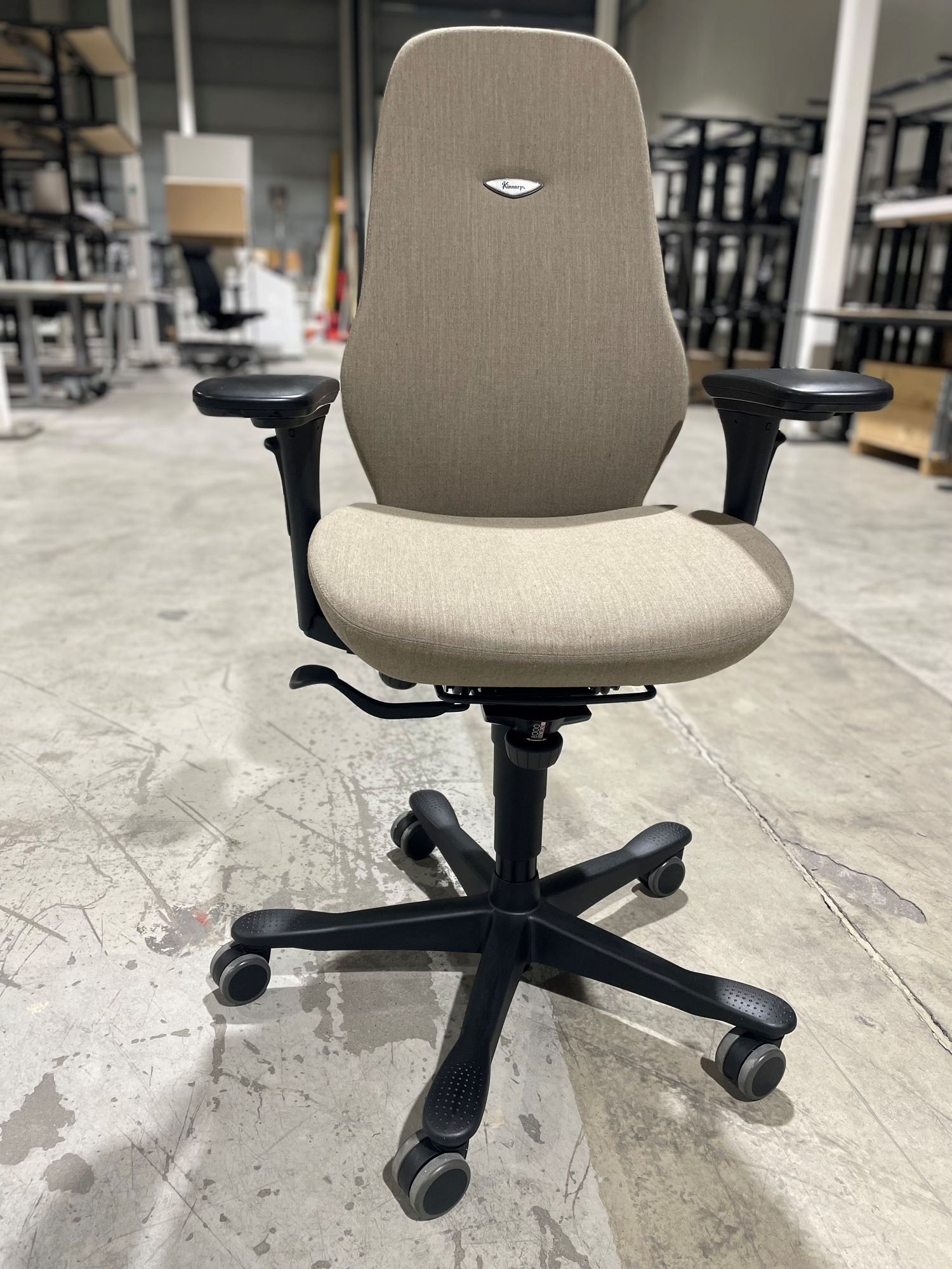 Kontorstol beige Kinnarps 8000 armlen sort hjulkryss