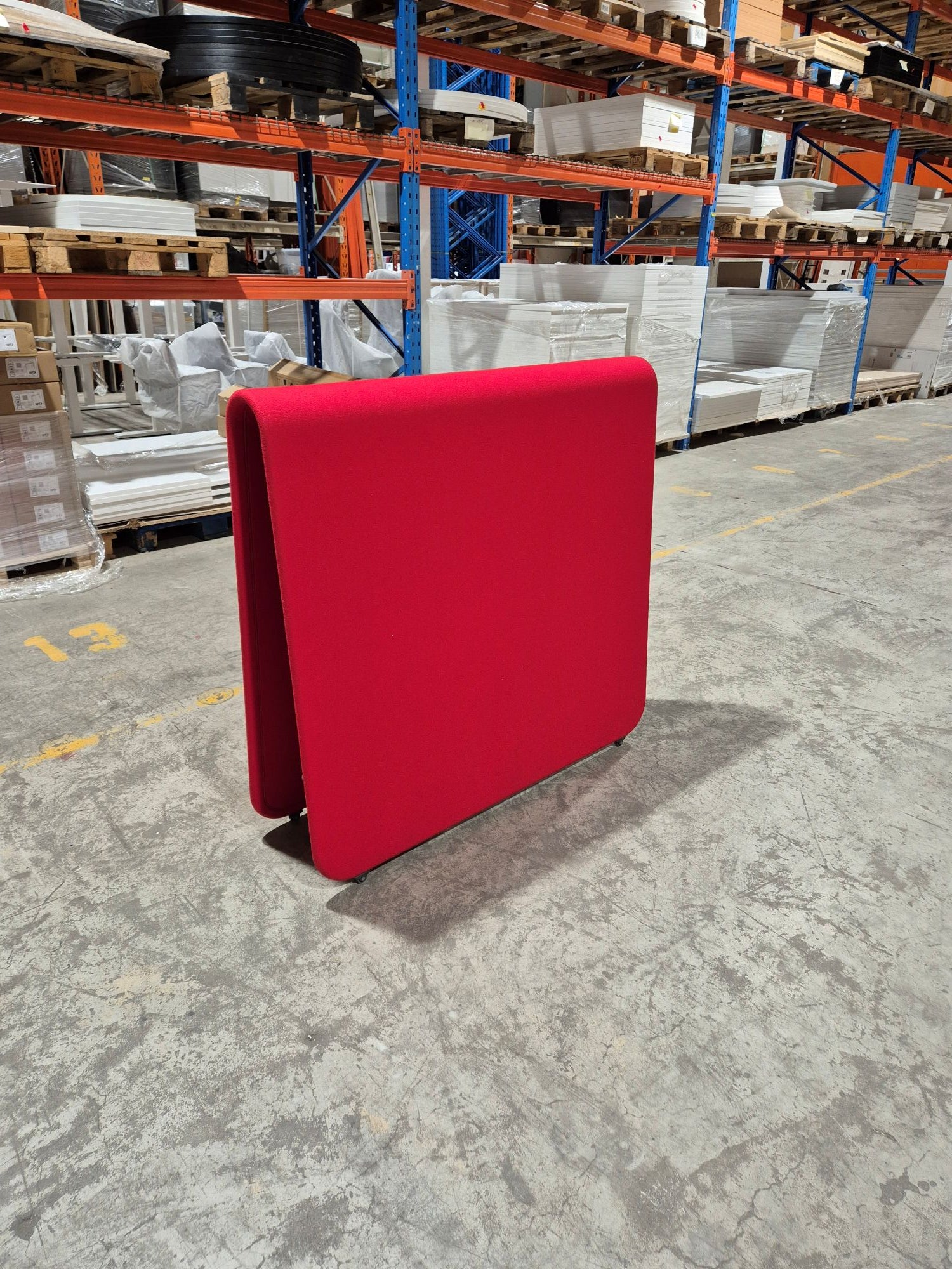 Skillevegg rød Materia 118 x 113 hjul