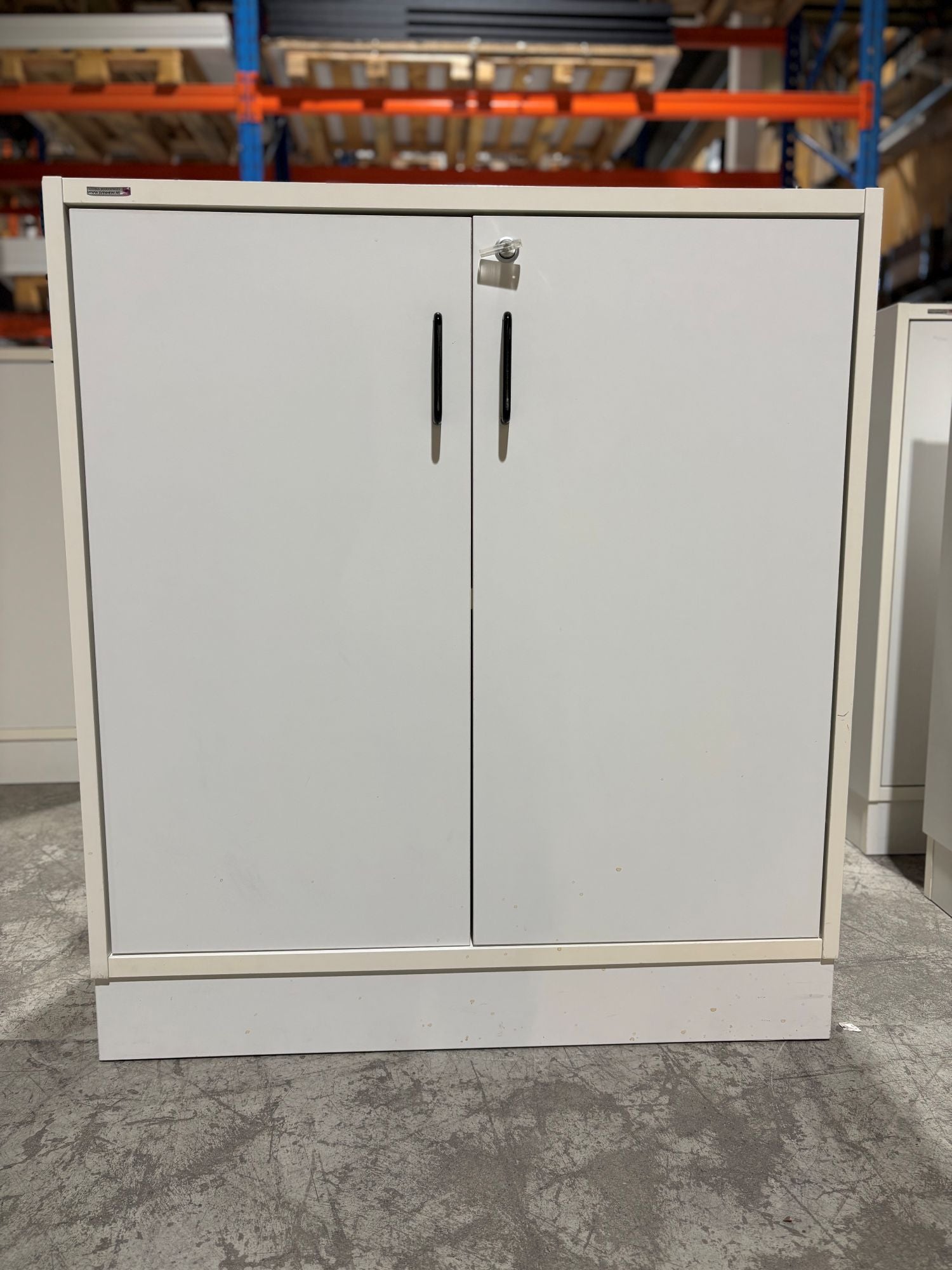 Skap 2P hvitt Svenheim 80 x 40 x 89 slagdør låsbart