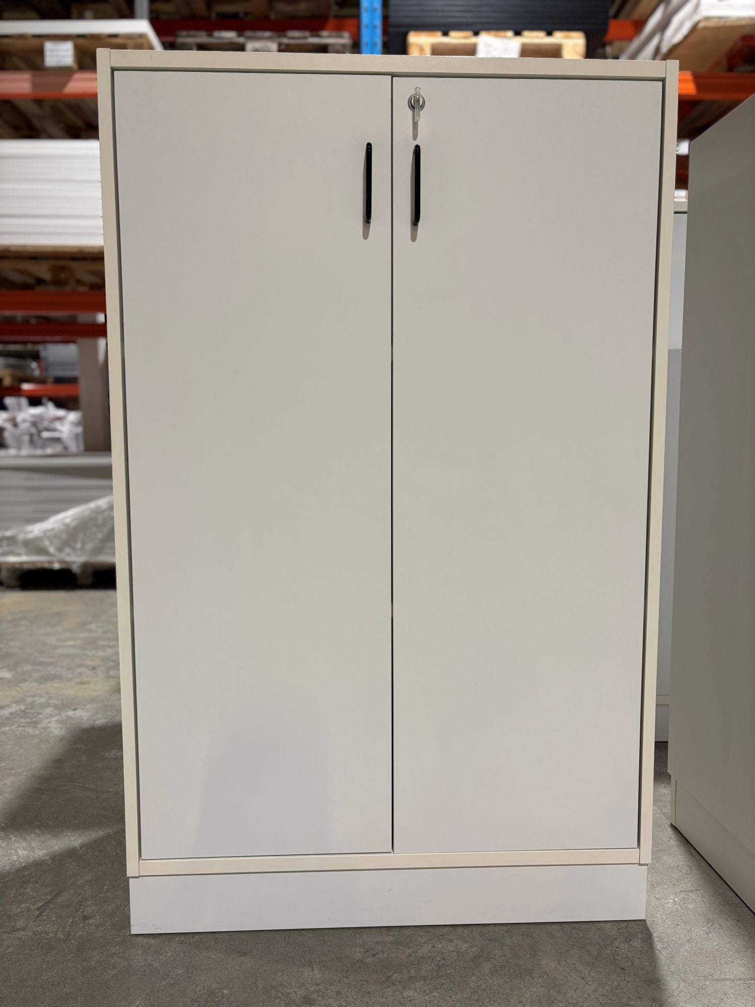 Skap 3P hvitt Svenheim 80 x 40 x 128 slagdører låsbart