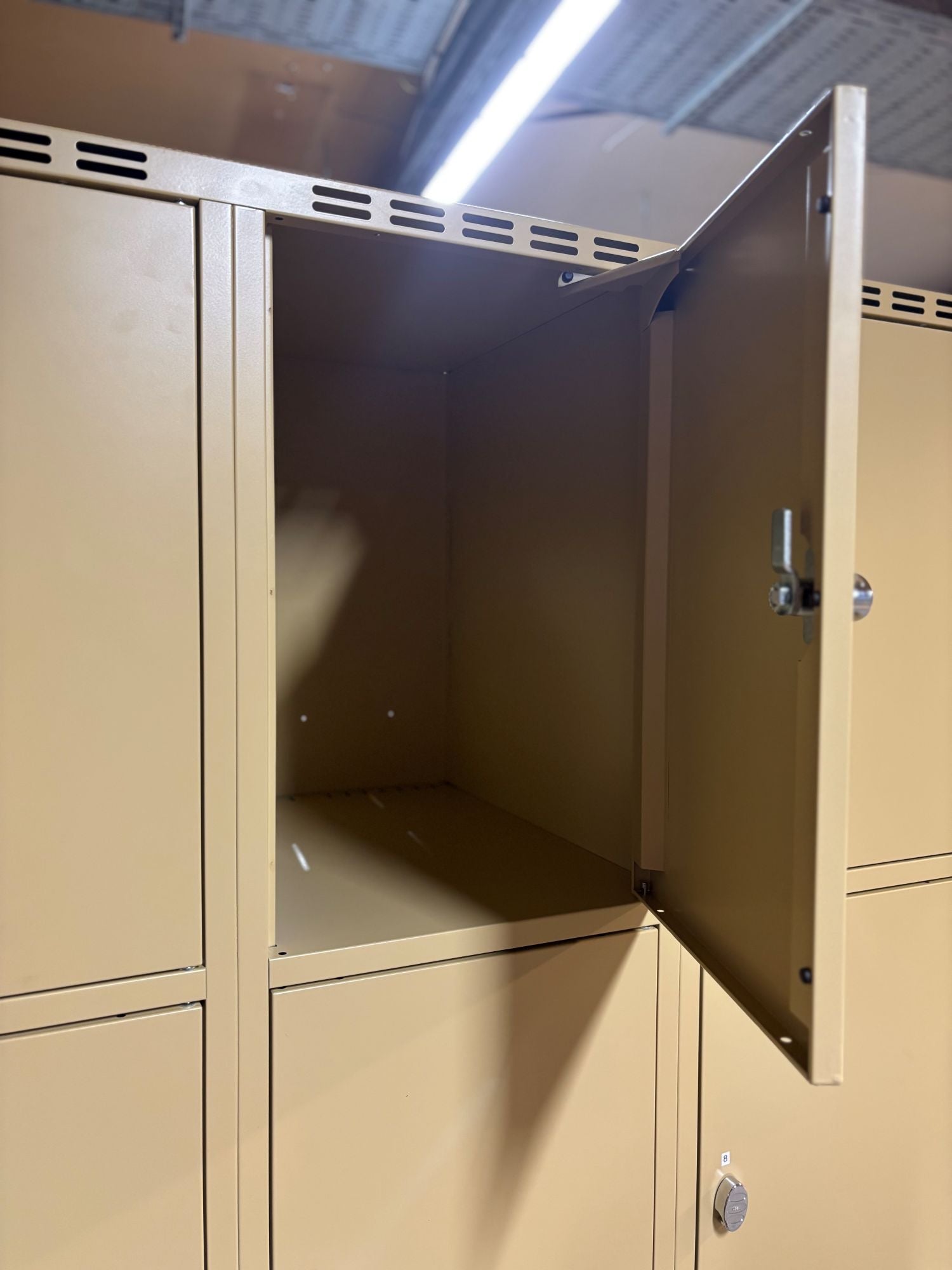 Garderobeskap 9 rom 120 x 55 x 190 lysegult metall