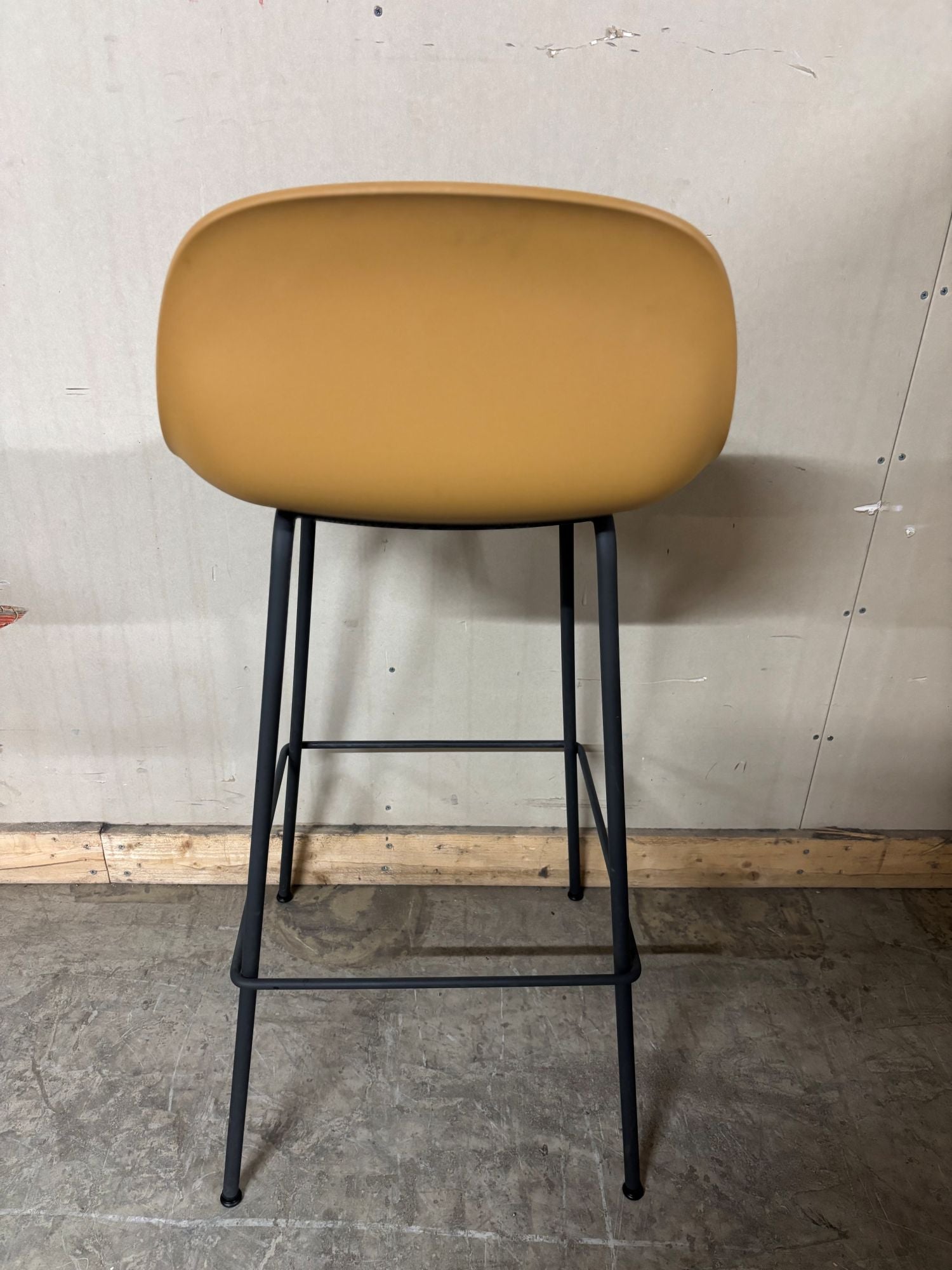 Barkrakk sennepsgul sittehøyde 74 cm sort understell