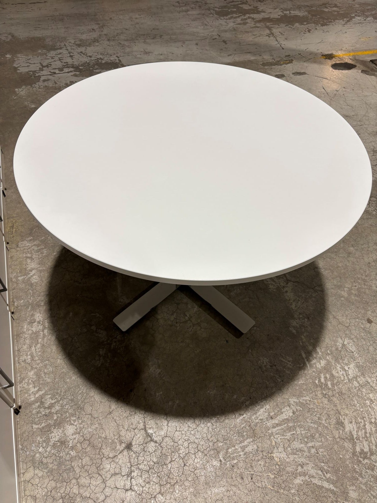 Møtebord hvitt Ø110 H75 Kinnarps krom søyke