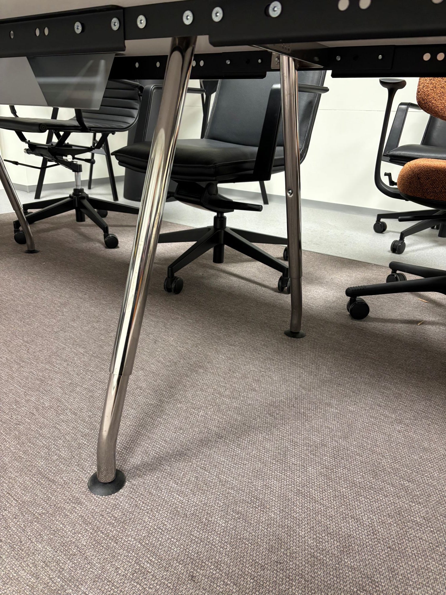 Møtebord lys grått 360 x 100 x 72 krom understell 2 luker med brønn