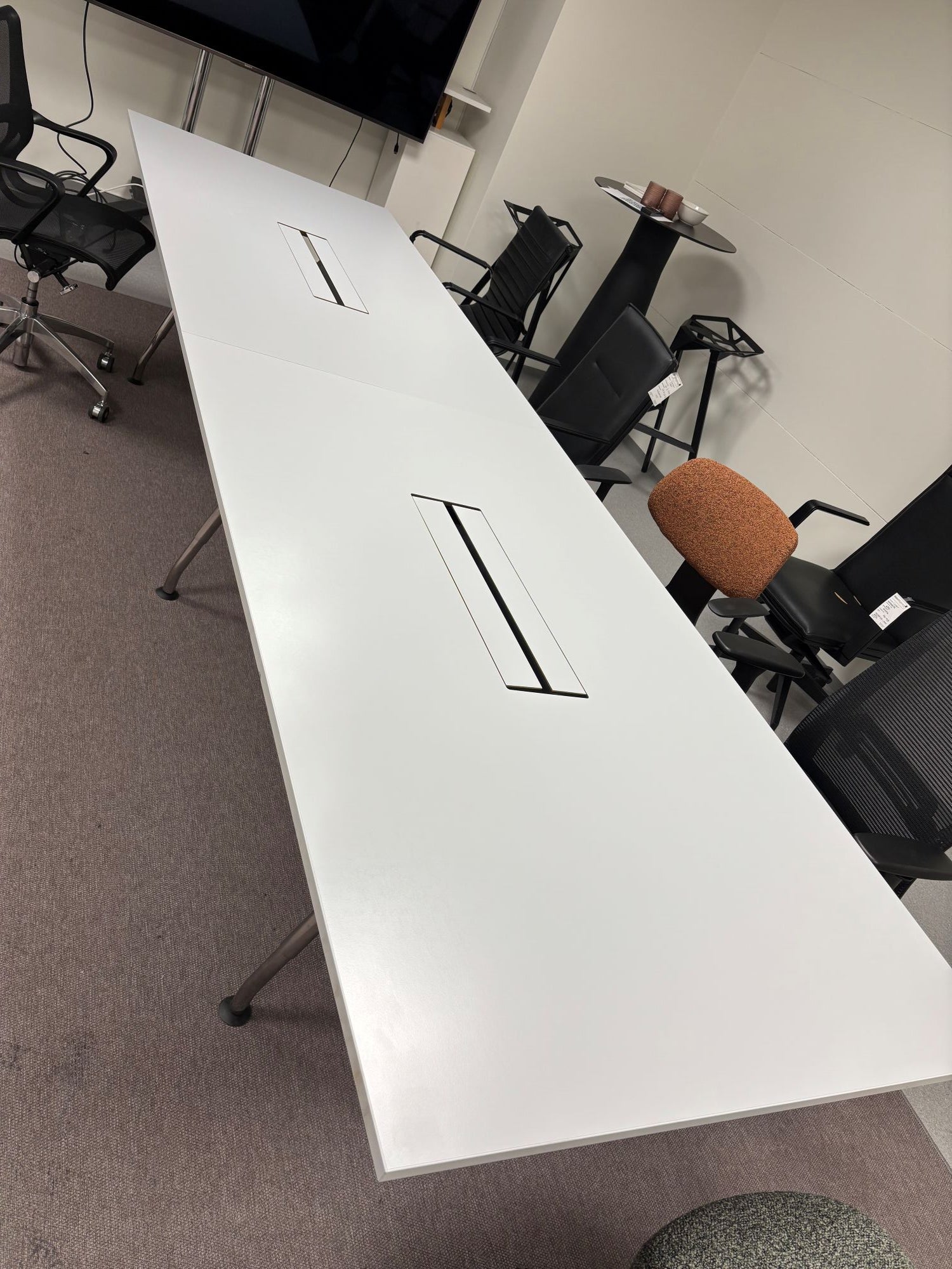 Møtebord lys grått 360 x 100 x 72 krom understell 2 luker med brønn