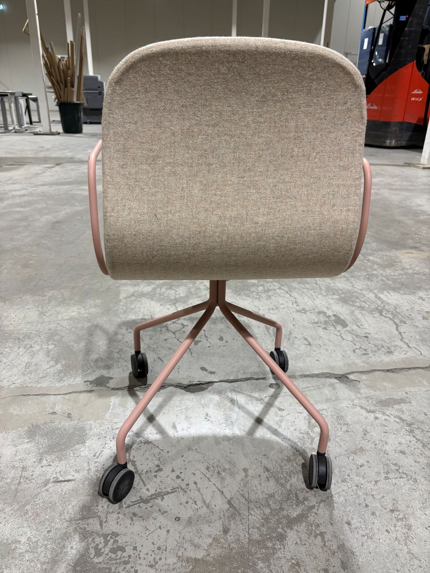 Konferansestol Neo Lite beige Materia rosa hjulkryss armlen