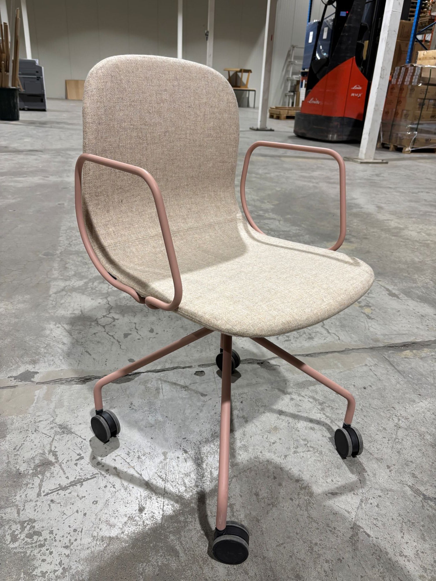 Konferansestol Neo Lite beige Materia rosa hjulkryss armlen