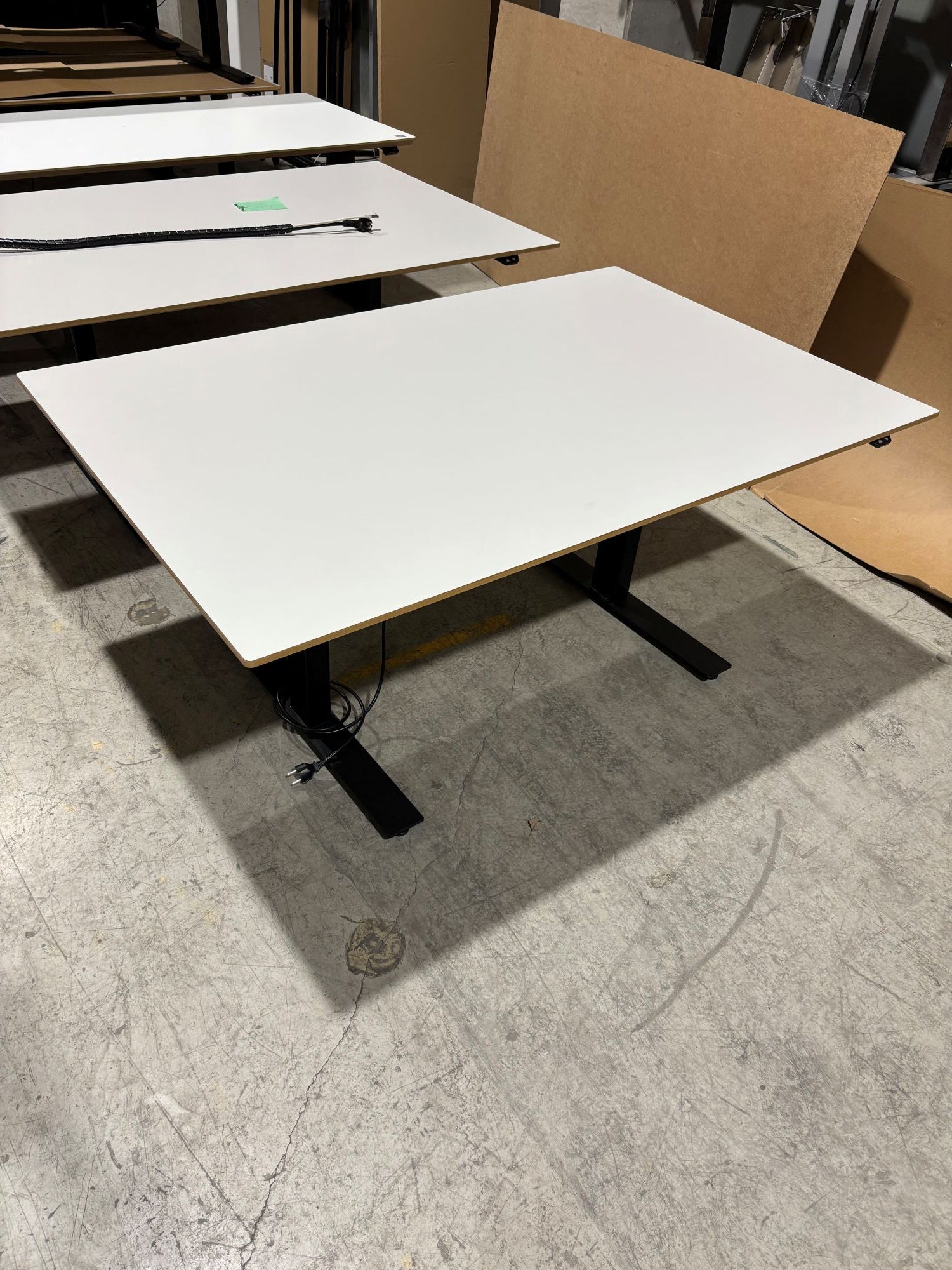 Skrivebord komplett lys grå D90 B140 sort elektrisk hev/senk understell
