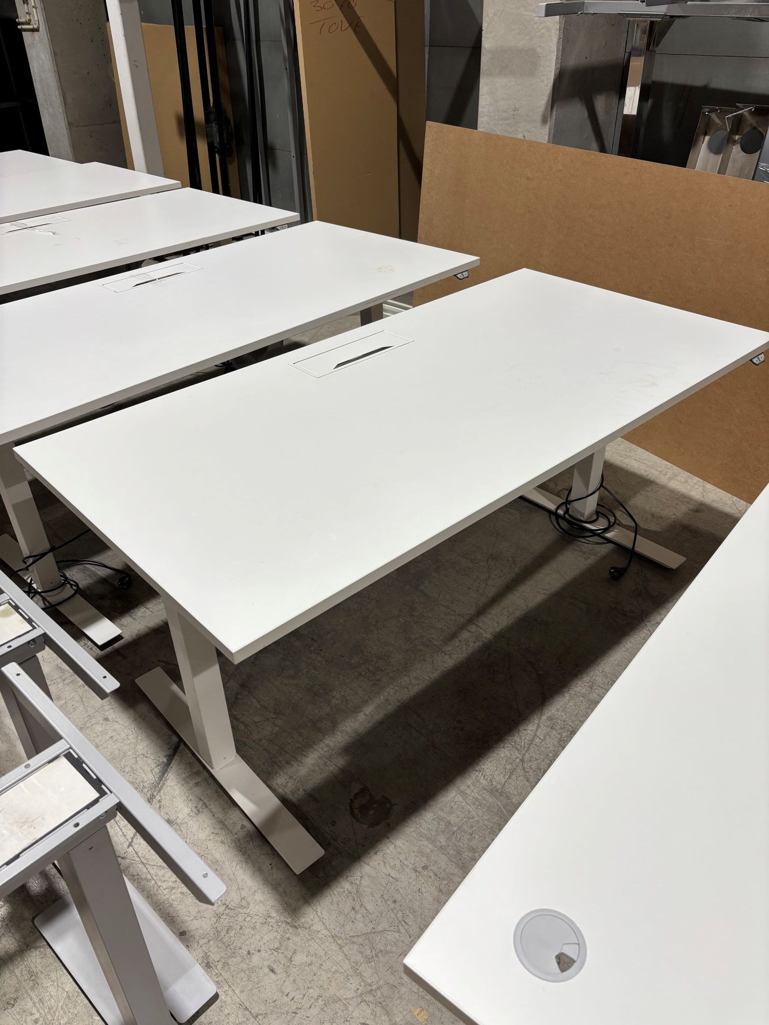 Skrivebord komplett hvitt D80 B160 hvitt elektrisk hev/senk understell kabelluke