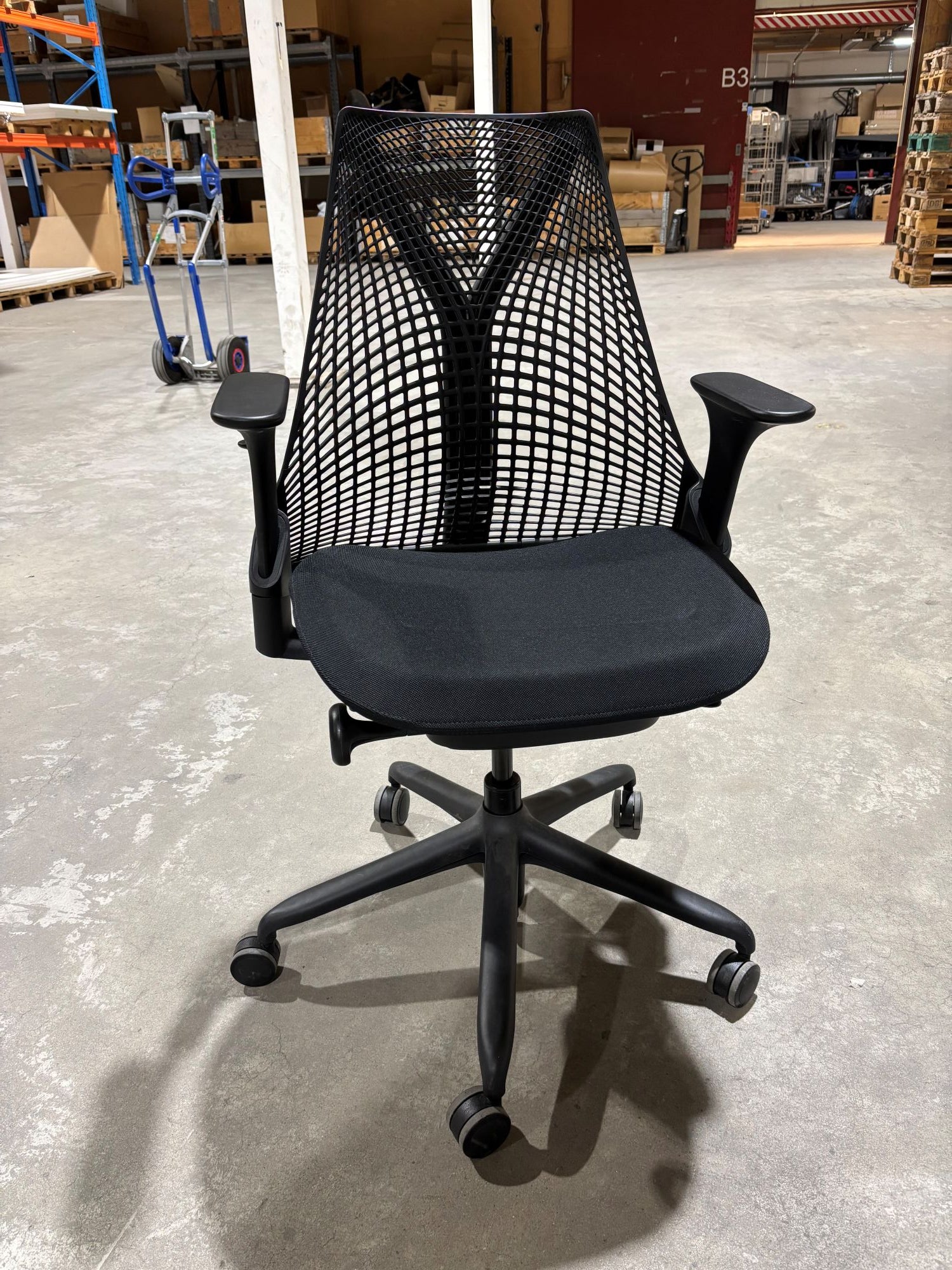Kontorstol sort Herman Miller Sayl sort hjulkryss