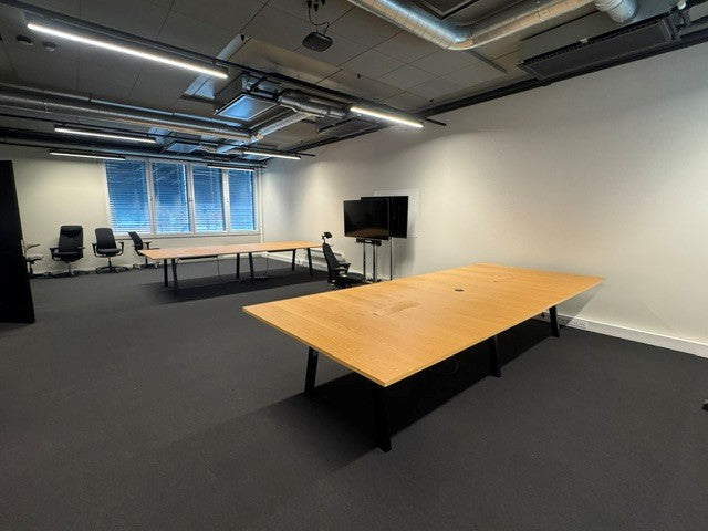 Møtebord eik 380 x 160 sorte ben 2 luker med brønner og 6 kontakter med strøm i hver