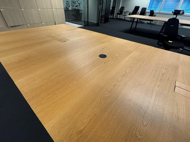 Møtebord eik 380 x 160 sorte ben 2 luker med brønner og 6 kontakter med strøm i hver