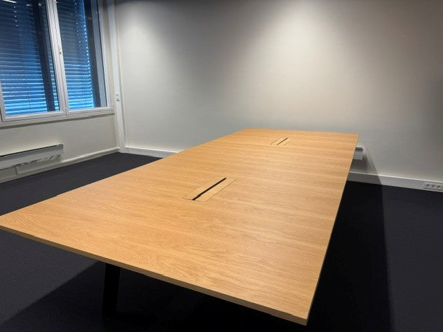 Møtebord eik 380 x 160 sorte ben 2 luker med brønner og 6 kontakter med strøm i hver