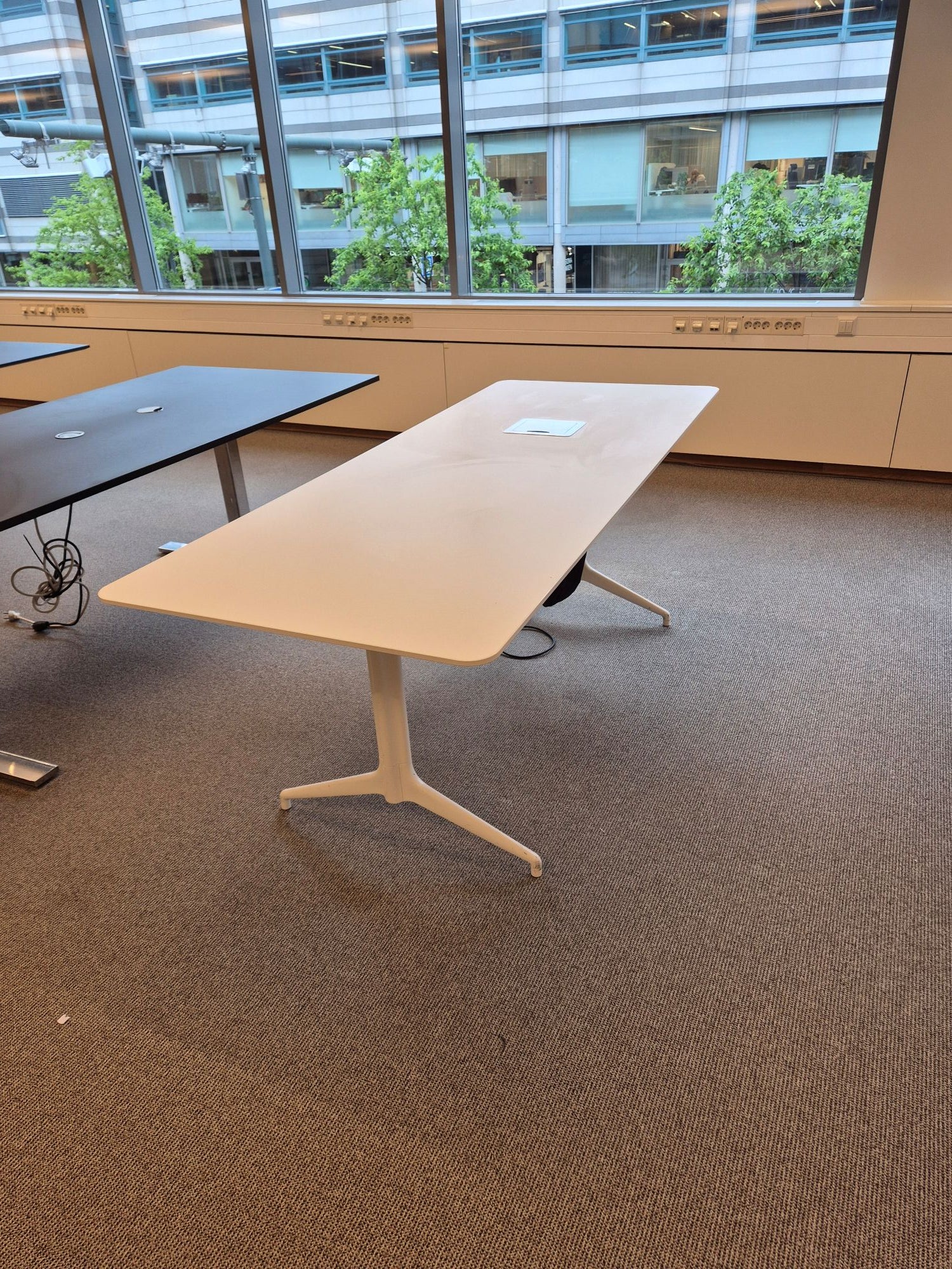 Møtebord hvitt 200 x 80 Foraform hvite t ben luke i børstet stål med strøm