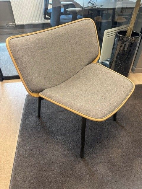 Loungestol HAY Dapper eik finèr bakside og grå stoff front