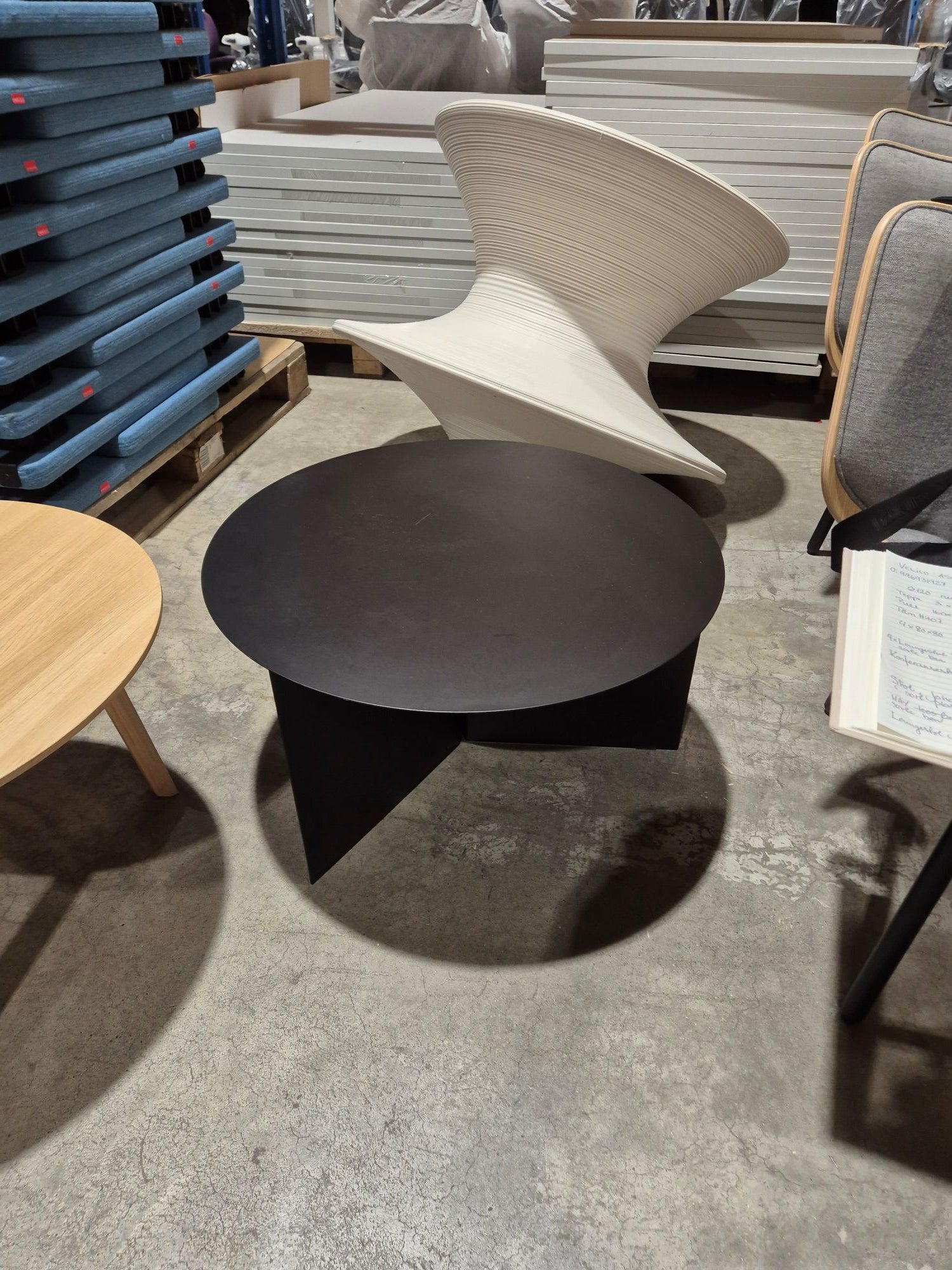 Sofabord sort metall Ø65cm HAY slit Høyde 36cm