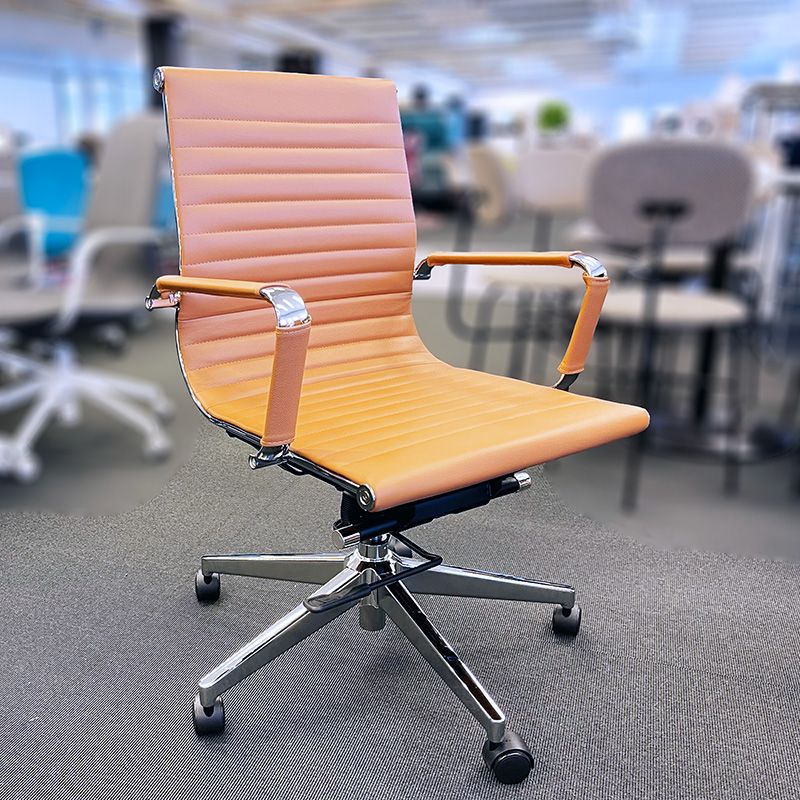 Konferansestol cognac skinn armlen hjulkryss