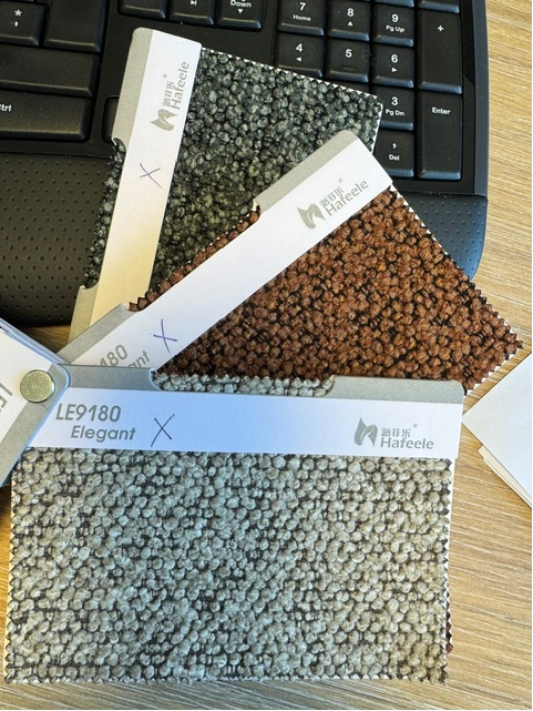 Konferansestol beige melert KS Nelo hjulkryss armlen