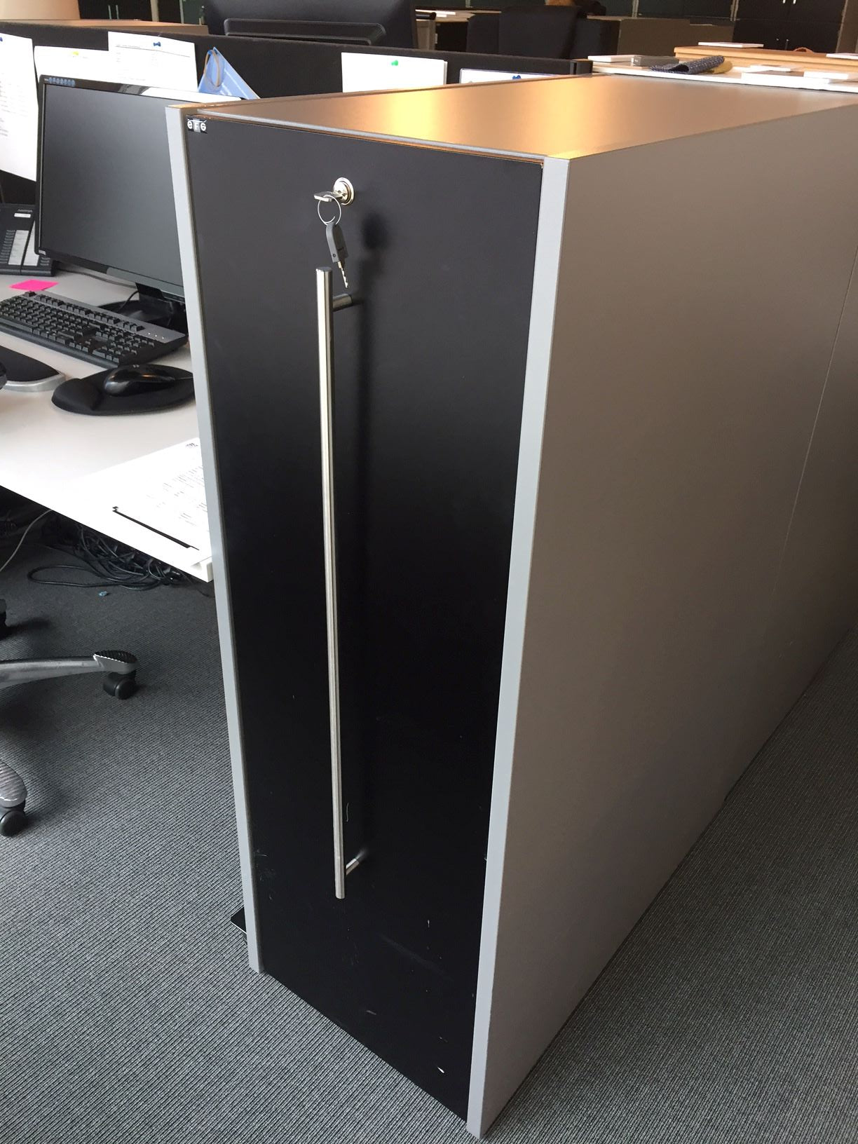 Tårnskap 3P grått med sort front EFG høyre 120x80x43