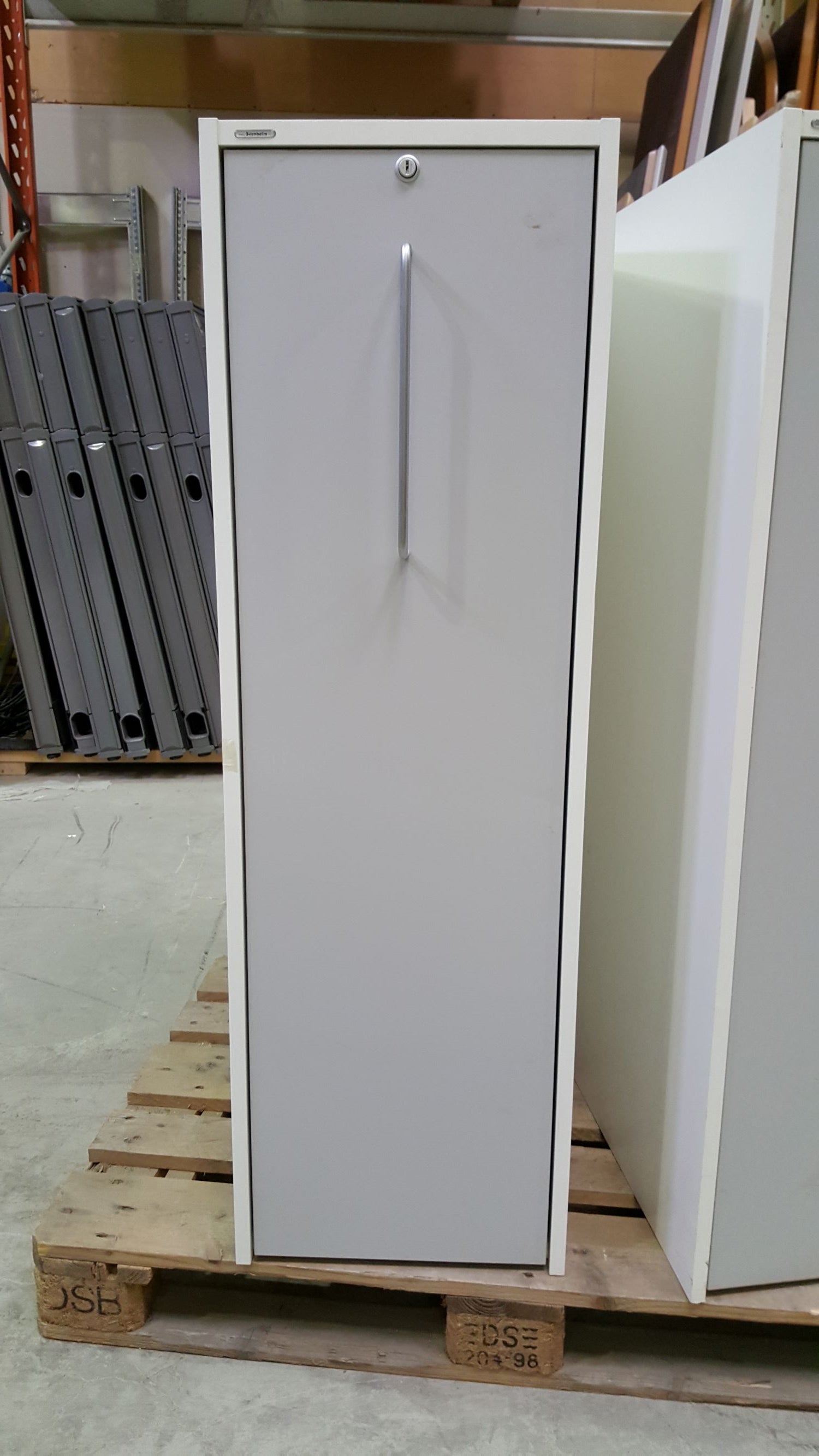 Tårnskap 3Phvit m/gråfront venstre Svenheim 127 x 40 x 80