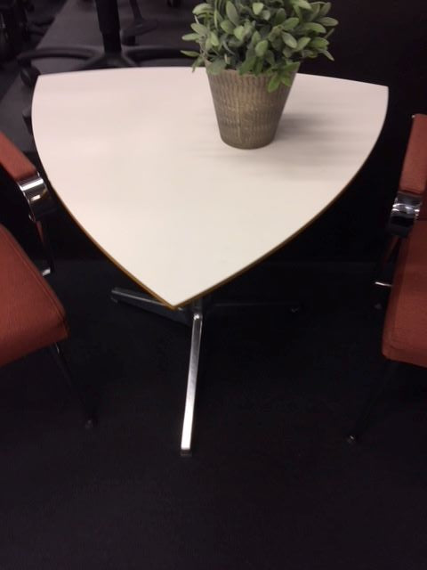 Sofabord hvit med bjerk kant 74x74x74 trekant