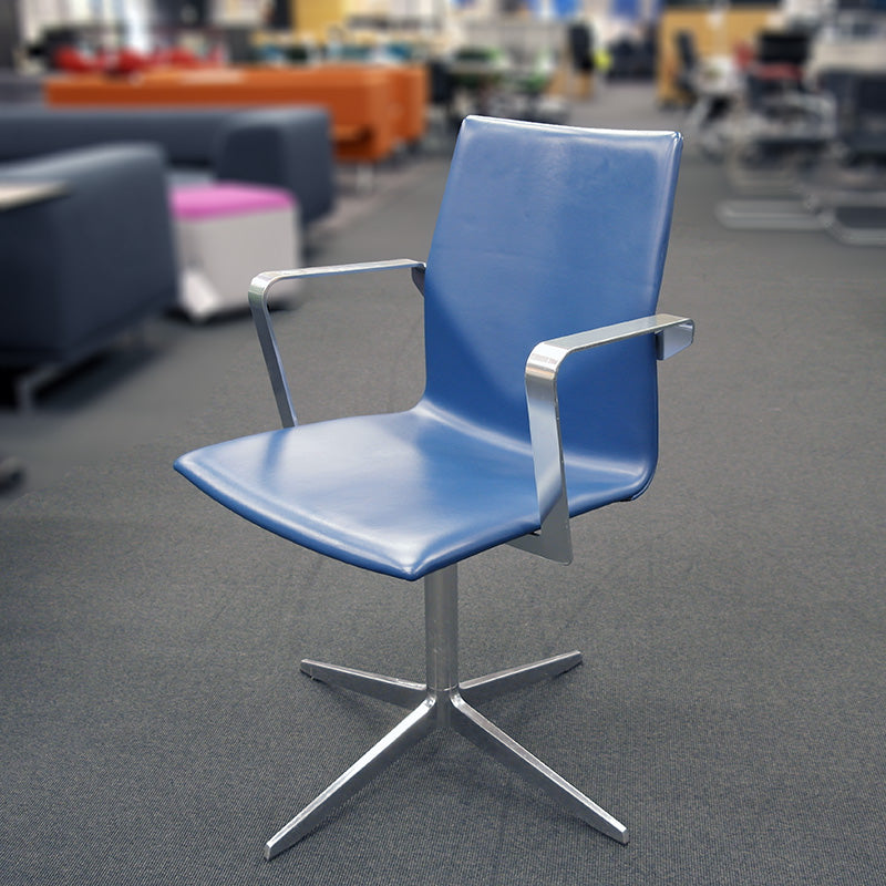 Konferansestol blått skinn Four Design FourCast 2 XL krom armlener og understell