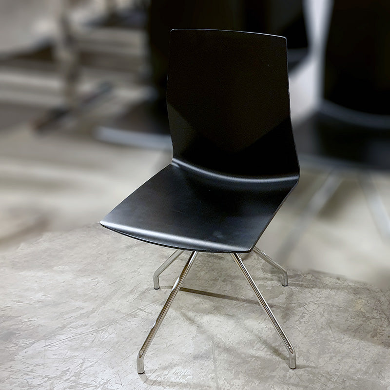 Konferansestol sort Four Design FourCast 2 One treverk krom hjulkryss