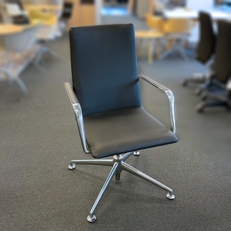 Konferansestol sort skinn Brunner Fina Soft armlener alu fotkryss