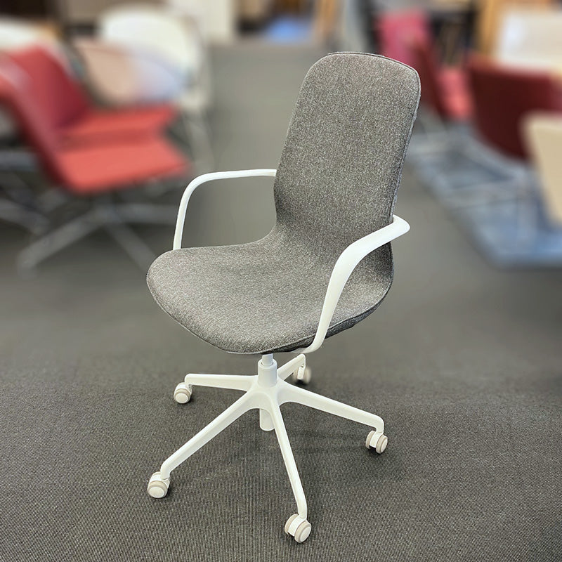 Konferansestol grå melert Ikea Långfjäll hvite armlener hjulkryss