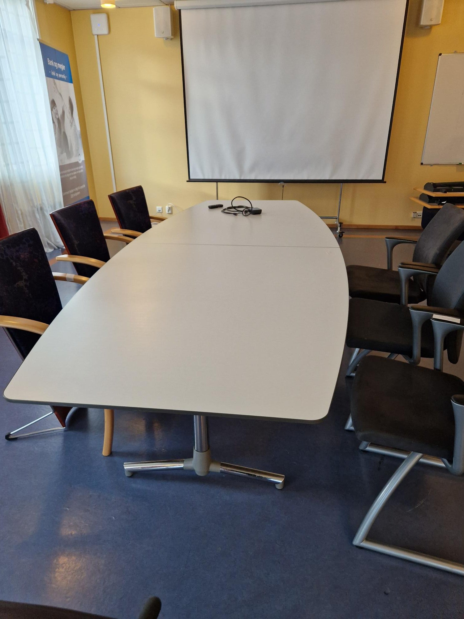 Møtebord hvitt båtformet 2 delt 300 x 120/80 cm
