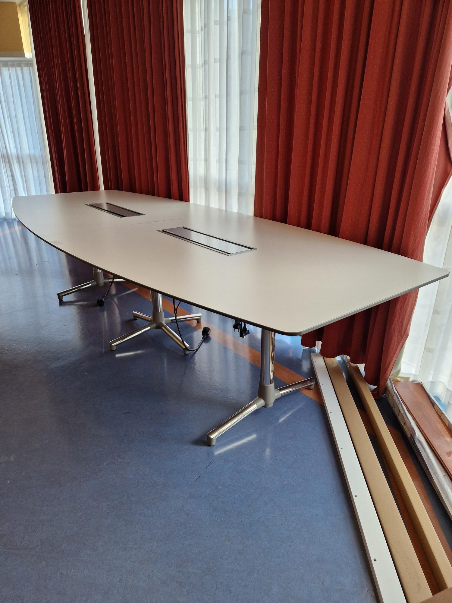 Møtebord hvitt båtformet 2 delt 300 x 120/80 cm 1 luke