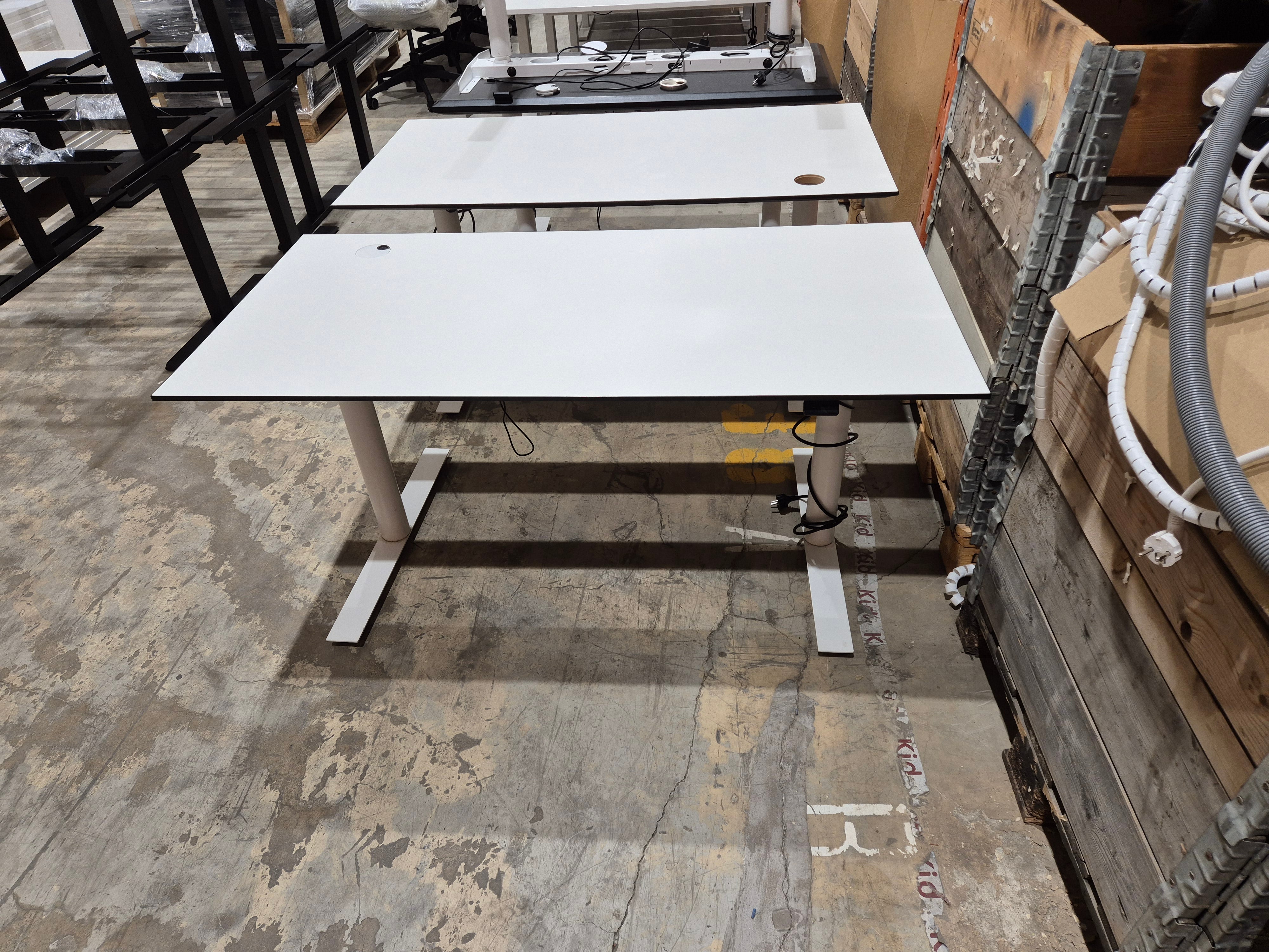 Skrivebord komplett med hvitt elektrisk hev senk 130 x 65 cm med kabelhull