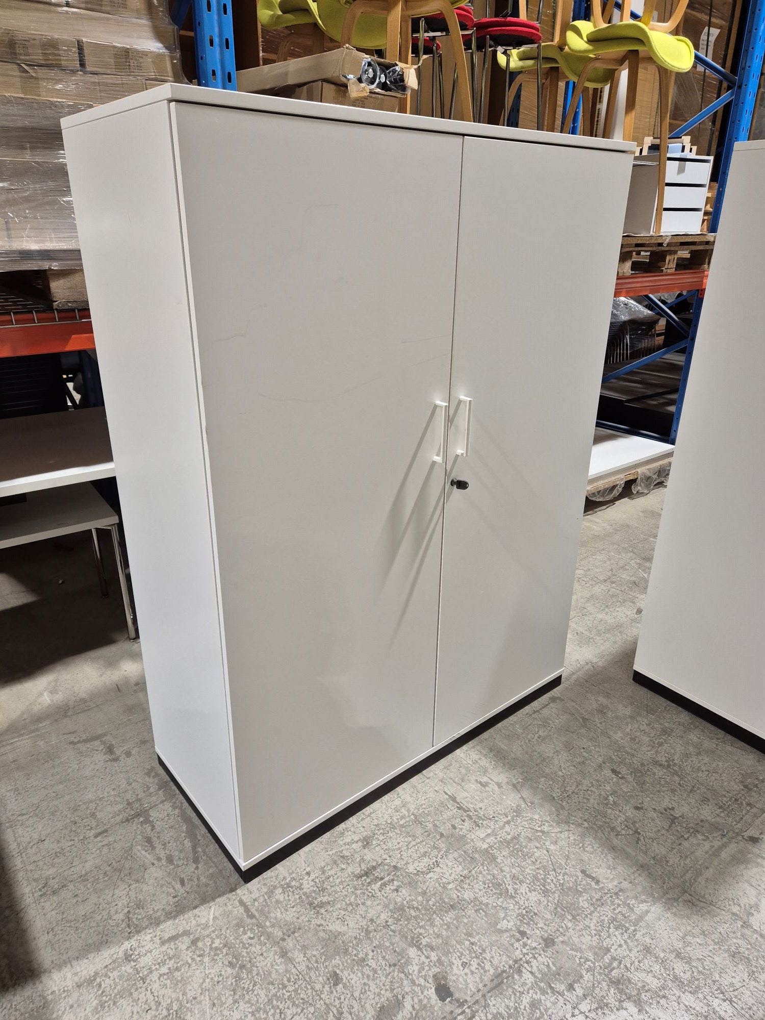 Skap 3P hvit slagdører Kinnarps 120 x 50 x 160